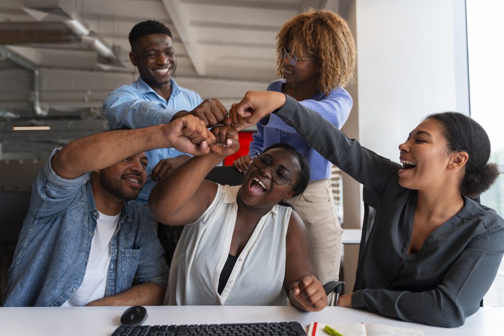 personnes au bureau pendant journee travail